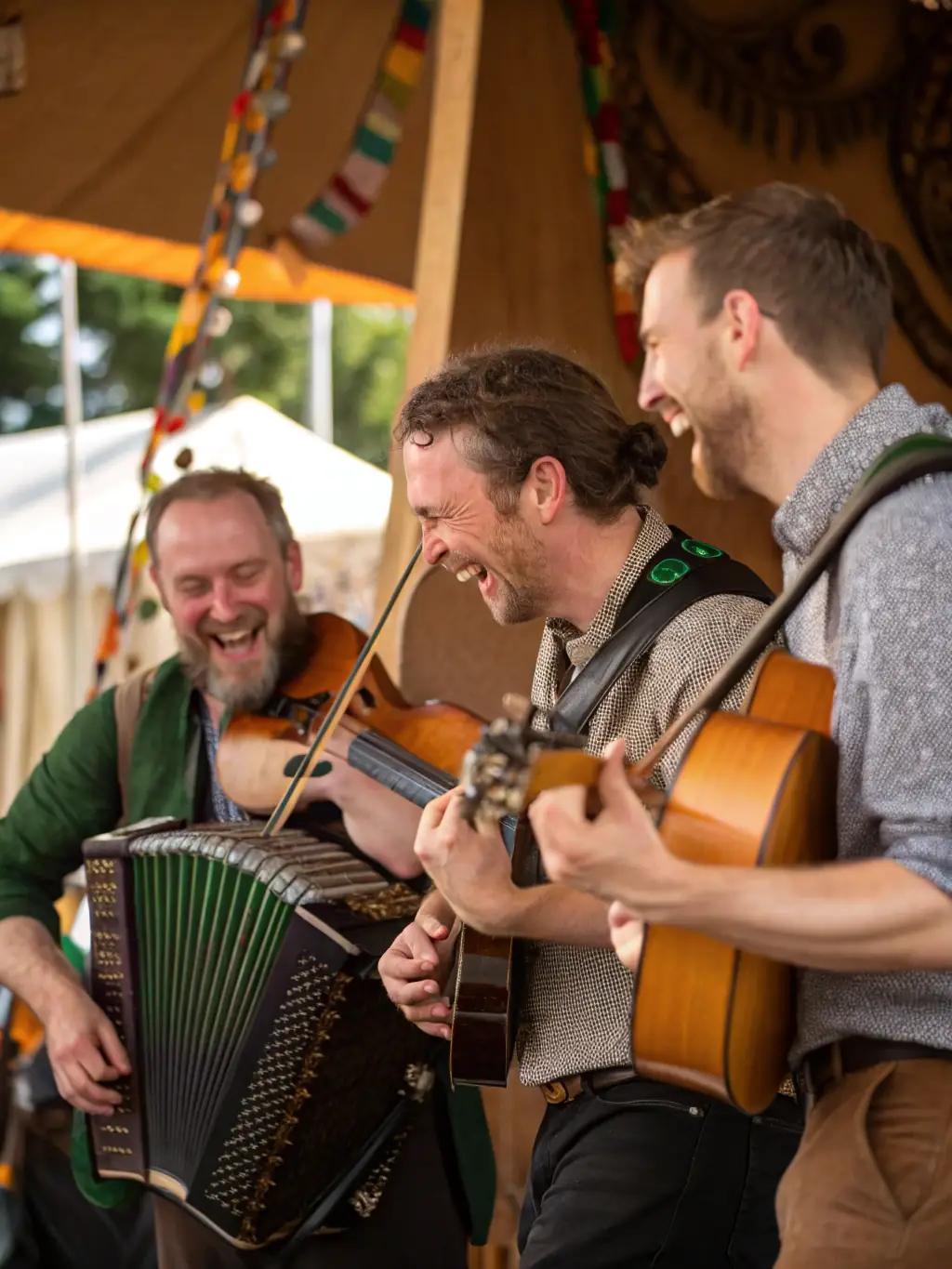 A lively photo of musicians playing traditional Irish instruments during a FEST'IRLANDE performance, capturing the essence of Irish music.